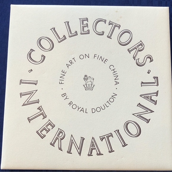 Royal Doulton, Lisette DeWinne Collectors plate. Title: Noble Heritage - Picture 3 of 4